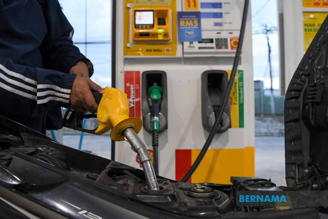 Harga RON95, RON97, diesel turun