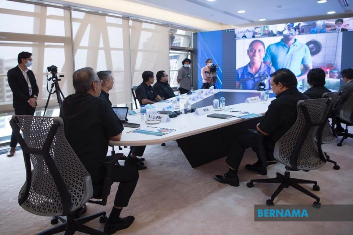 Penerima bantuan PRIHATIN berinteraksi dengan Muhyiddin melalui sidang video