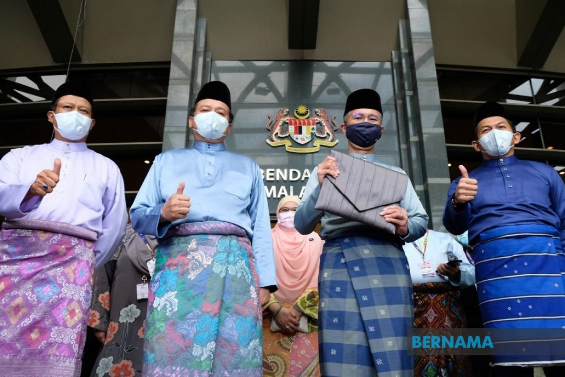 Tengku Zafrul bawa Teks Belanjawan 2021 untuk pembentangan