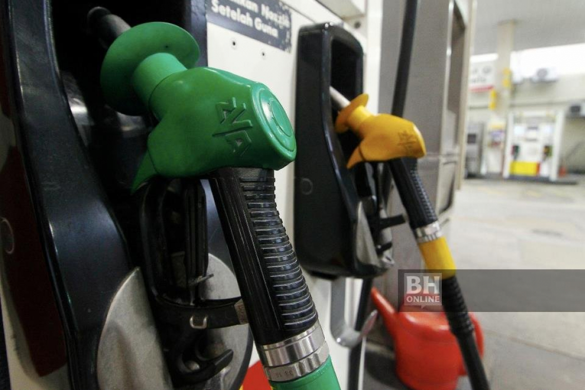 Kerajaan Turunkan Harga Siling Baharu RON95, Diesel