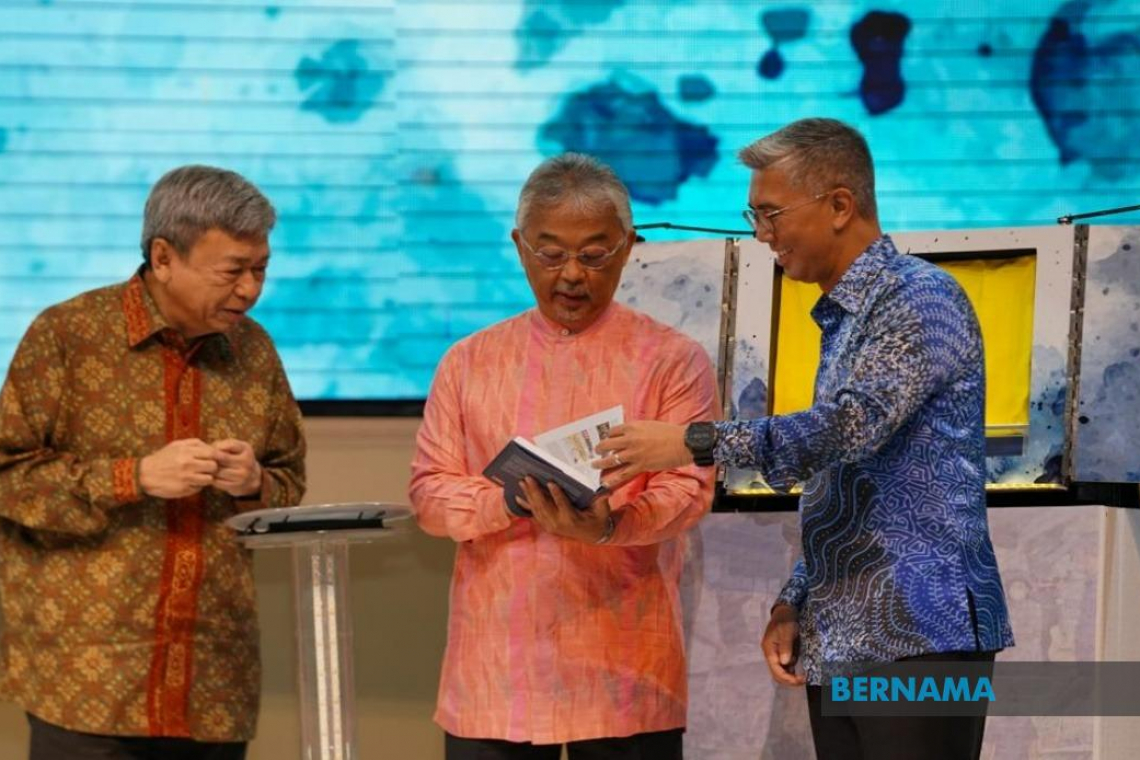 Tengku Zafrul lancar buku hargai jasa petugas hadapan ekonomi tangani cabaran COVID-19