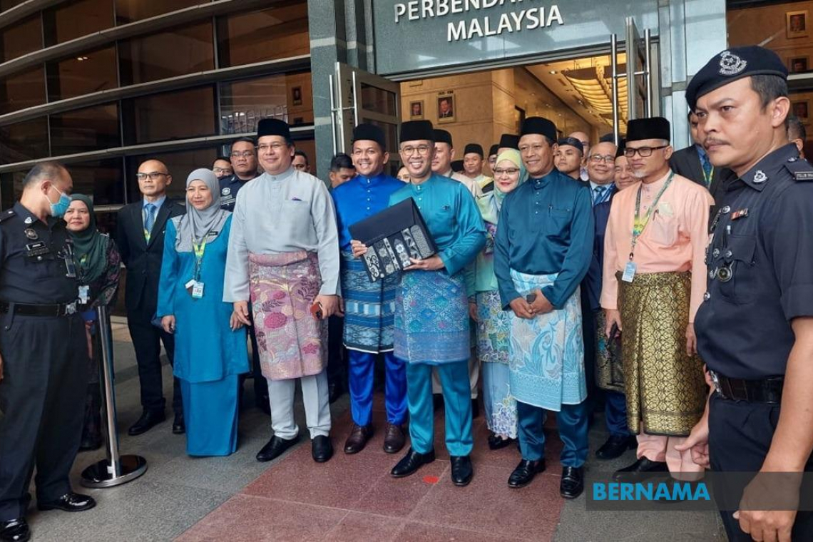 Tengku Zafrul leaves for Parliament to table Budget 2023