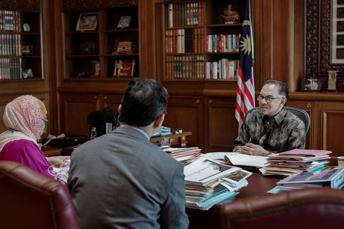 PM Anwar meets Treasury top management to discuss Budget 2023