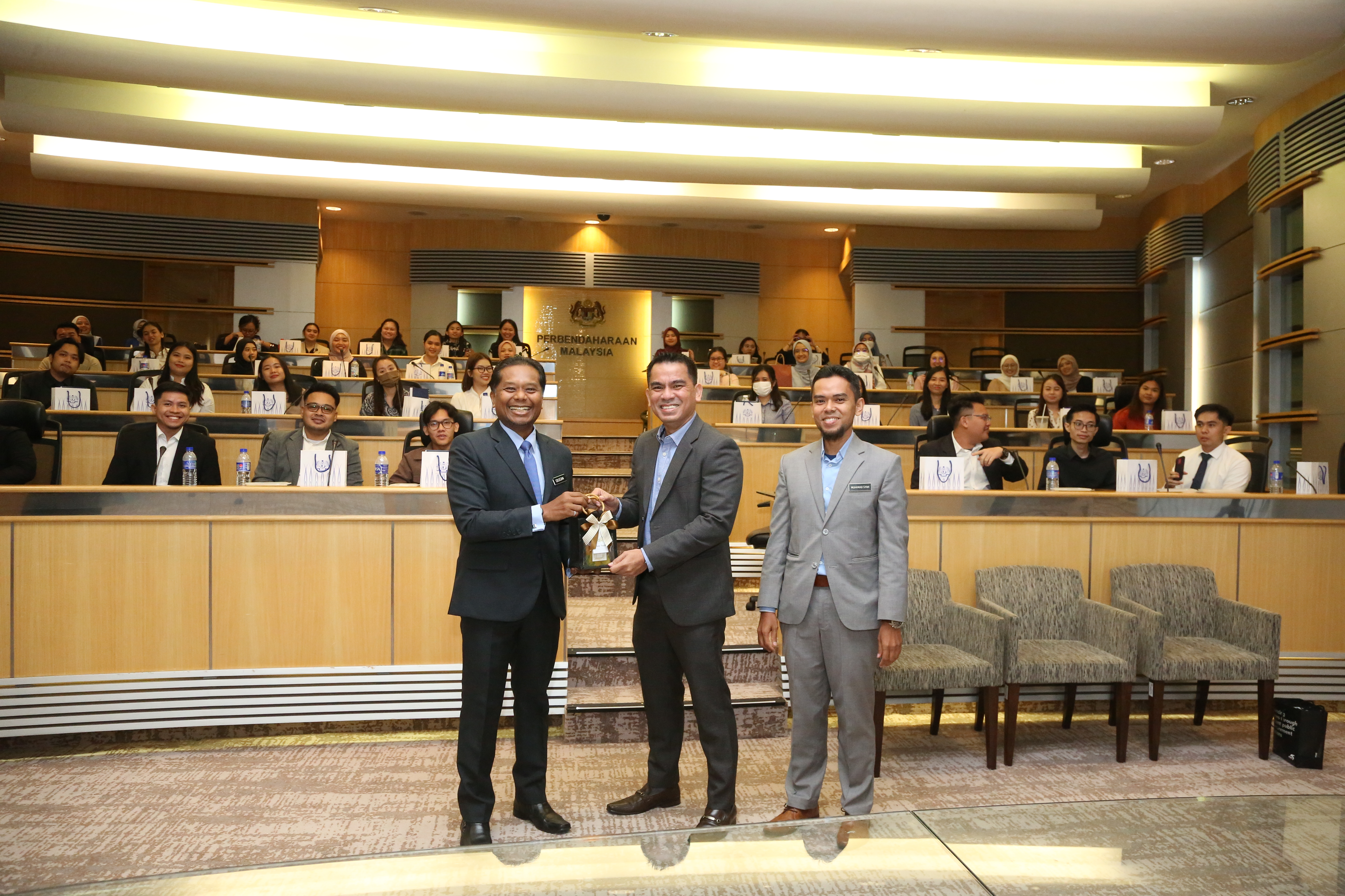 Sesi Lawatan Akademik UiTM Sarawak Ke MOF