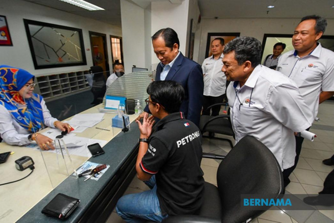 Workers Should Have EPF Savings of At Least RM240,000 To Retire Gracefully – Ahmad