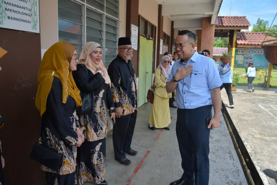 Penyampaian Sumbangan Bantuan Persekolahan Kepada Pelajar Murid SK Semariang Batu, Sarawak