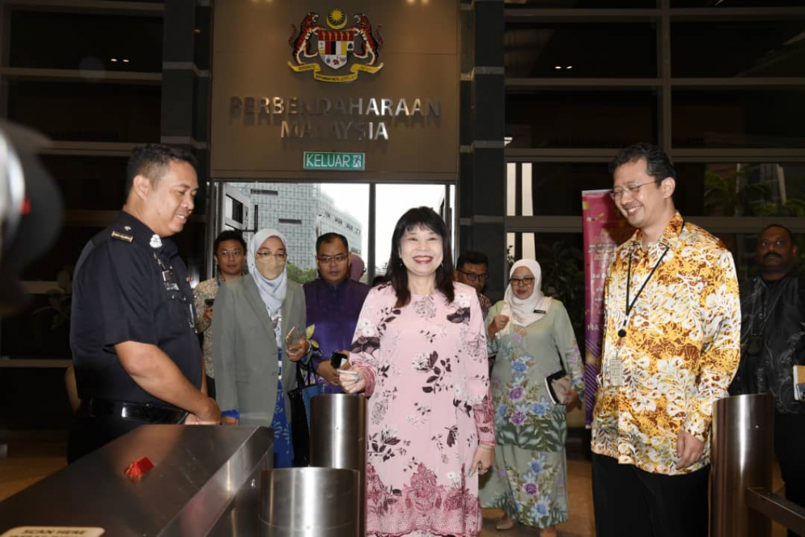 Timbalan Menteri Kewangan “Clock In” di MOF