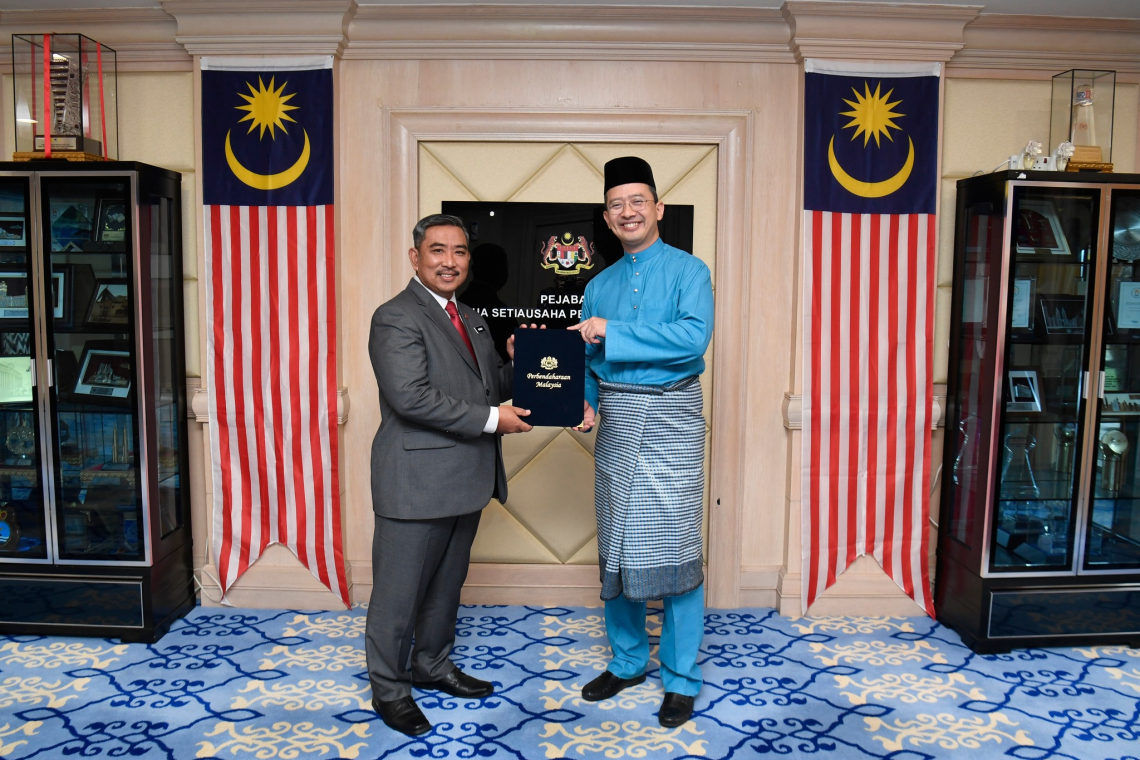 Sesi Penyerahan Surat Penempatan Di MOF