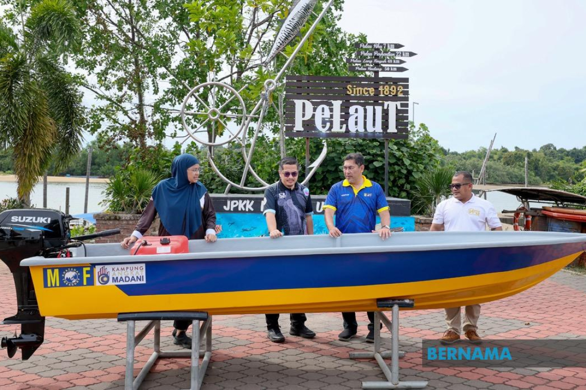MOF Hands Over 25 Boats To 10 Villages In Hulu Besut