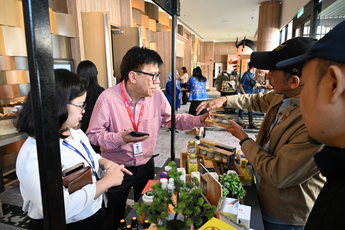 LADA membawakan usahawan sekitar Langkawi untuk memperkenalkan produk dan kraftangan tempatan kepada delegasi dari negara ASEAN+3