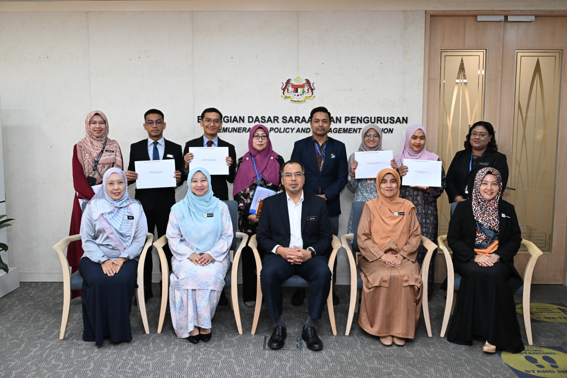Sesi Penyerahan Surat Penempatan Praktikal Bagi Peserta Diploma Pascasiswazah Pengurusan Awam