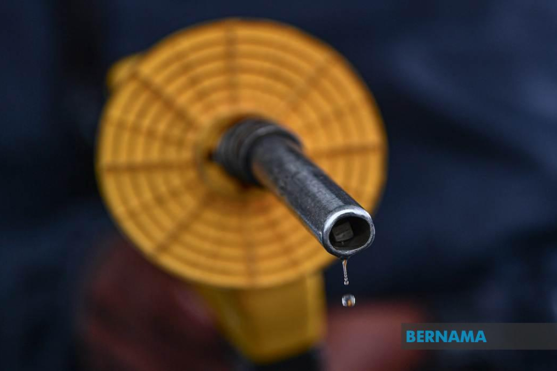 Harga RON97, Diesel Di Semenanjung Turun 8 Sen