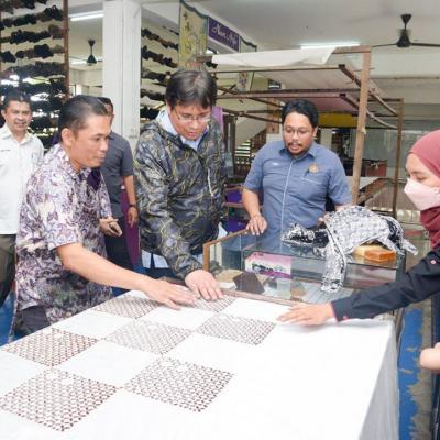 Sesi Turun Padang Sempena Jelajah #Bajet2023 Ke Industri Pembuatan Batik, Terengganu