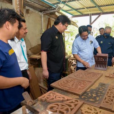Sesi Turun Padang Sempena Jelajah #Bajet2023 Ke Industri Pembuatan Ukiran Kayu Kuala Terengganu