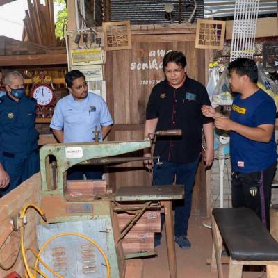 Sesi Turun Padang Sempena Jelajah #Bajet2023 Ke Industri Pembuatan Ukiran Kayu Kuala Terengganu