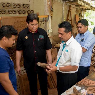 Sesi Turun Padang Sempena Jelajah #Bajet2023 Ke Industri Pembuatan Ukiran Kayu Kuala Terengganu