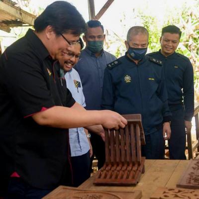 Sesi Turun Padang Sempena Jelajah #Bajet2023 Ke Industri Pembuatan Ukiran Kayu Kuala Terengganu
