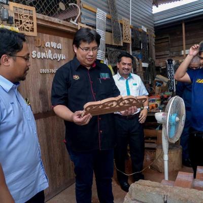 Sesi Turun Padang Sempena Jelajah #Bajet2023 Ke Industri Pembuatan Ukiran Kayu Kuala Terengganu