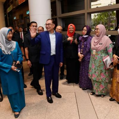 YAB Perdana Menteri “Clock In” Di MOF