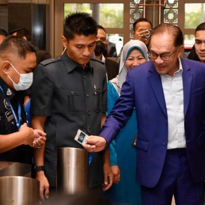 YAB Perdana Menteri “Clock In” Di MOF