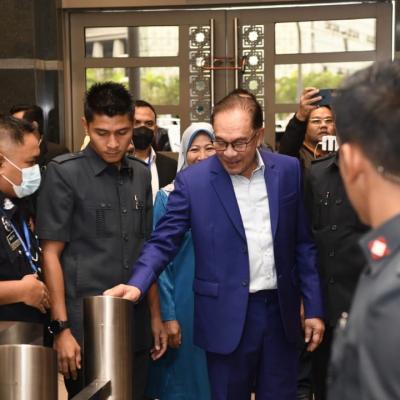 YAB Perdana Menteri “Clock In” Di MOF