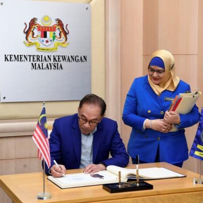 YAB Perdana Menteri “Clock In” Di MOF