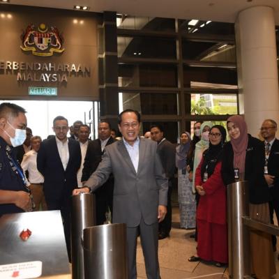 YB Timbalan Menteri Kewangan I & II “Clock In” Di MOF