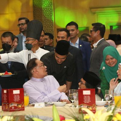 YAB Dato' Seri Anwar Ibrahim, Perdana Menteri dan Menteri Kewangan menyantuni warga Kementerian Kewangan (MOF) dan tetamu jemputan dalam Majlis Sambutan Hari Raya Aidilfitri MOF di Kompleks MOF, Putrajaya. Beliau diiringi isteri, YB Dato' Seri Dr. Wan Azi
