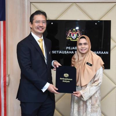 2Sesi Penyerahan Surat Penempatan Pegawai Gred Utama Di MOF