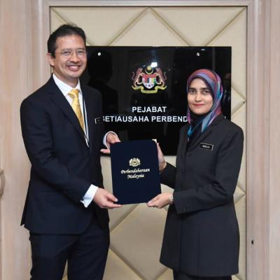 Sesi Penyerahan Surat Penempatan Pegawai Gred Utama Di MOF