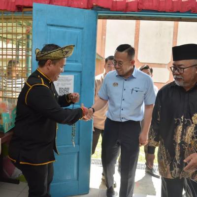 Penyampaian Sumbangan Bantuan Persekolahan Kepada Pelajar Murid SK Semariang Batu, Sarawak