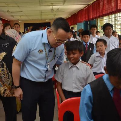 Penyampaian Sumbangan Bantuan Persekolahan Kepada Pelajar Murid SK Semariang Batu, Sarawak