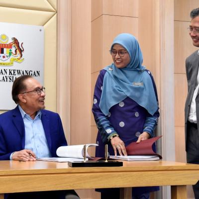 Sesi Menandatangani Dokumen Rasmi Belanjawan 2025