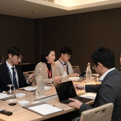 Delegasi negara-negara ASEAN+3 mengadakan beberapa mesyuarat dua hala