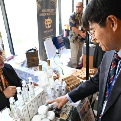 LADA membawakan usahawan sekitar Langkawi untuk memperkenalkan produk dan kraftangan tempatan kepada delegasi dari negara ASEAN+3