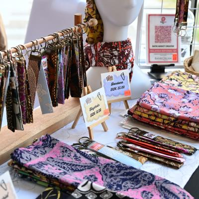 LADA membawakan usahawan sekitar Langkawi untuk memperkenalkan produk dan kraftangan tempatan kepada delegasi dari negara ASEAN+3