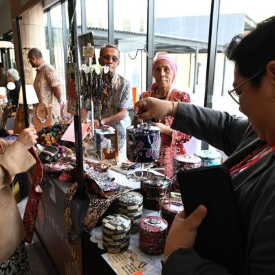 LADA membawakan usahawan sekitar Langkawi untuk memperkenalkan produk dan kraftangan tempatan kepada delegasi dari negara ASEAN+3