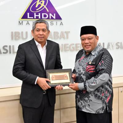 Kunjungan Hormat & Penyampaian Hadiah Kempen Cashless Boleh 5.0 Kepada LHDNM