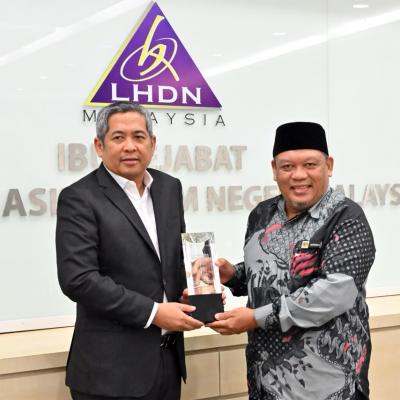 Kunjungan Hormat & Penyampaian Hadiah Kempen Cashless Boleh 5.0 Kepada LHDNM