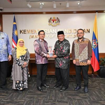 Kunjungan Hormat & Penyampaian Hadiah Kempen Cashless Boleh 5.0 Kepada KPM