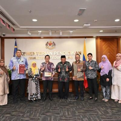 Kunjungan Hormat & Penyampaian Hadiah Kempen Cashless Boleh 5.0 Kepada KPM